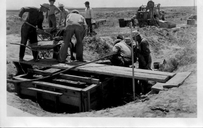 Irrigation Workers DDR NA